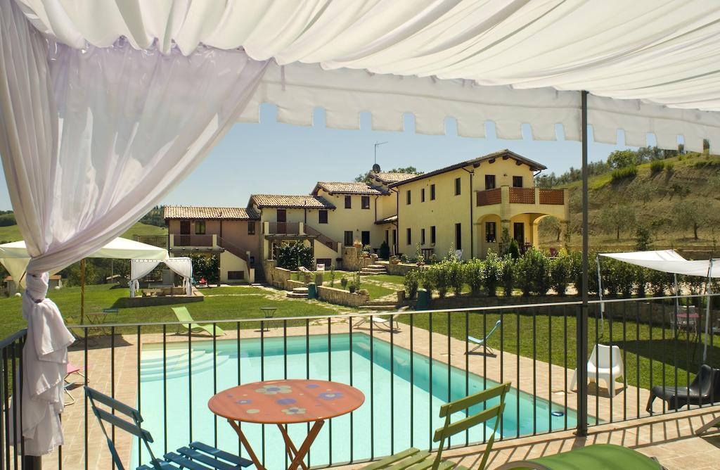 Aparthotel Borgo Le Capannelle Castel Ritaldi Exterior foto